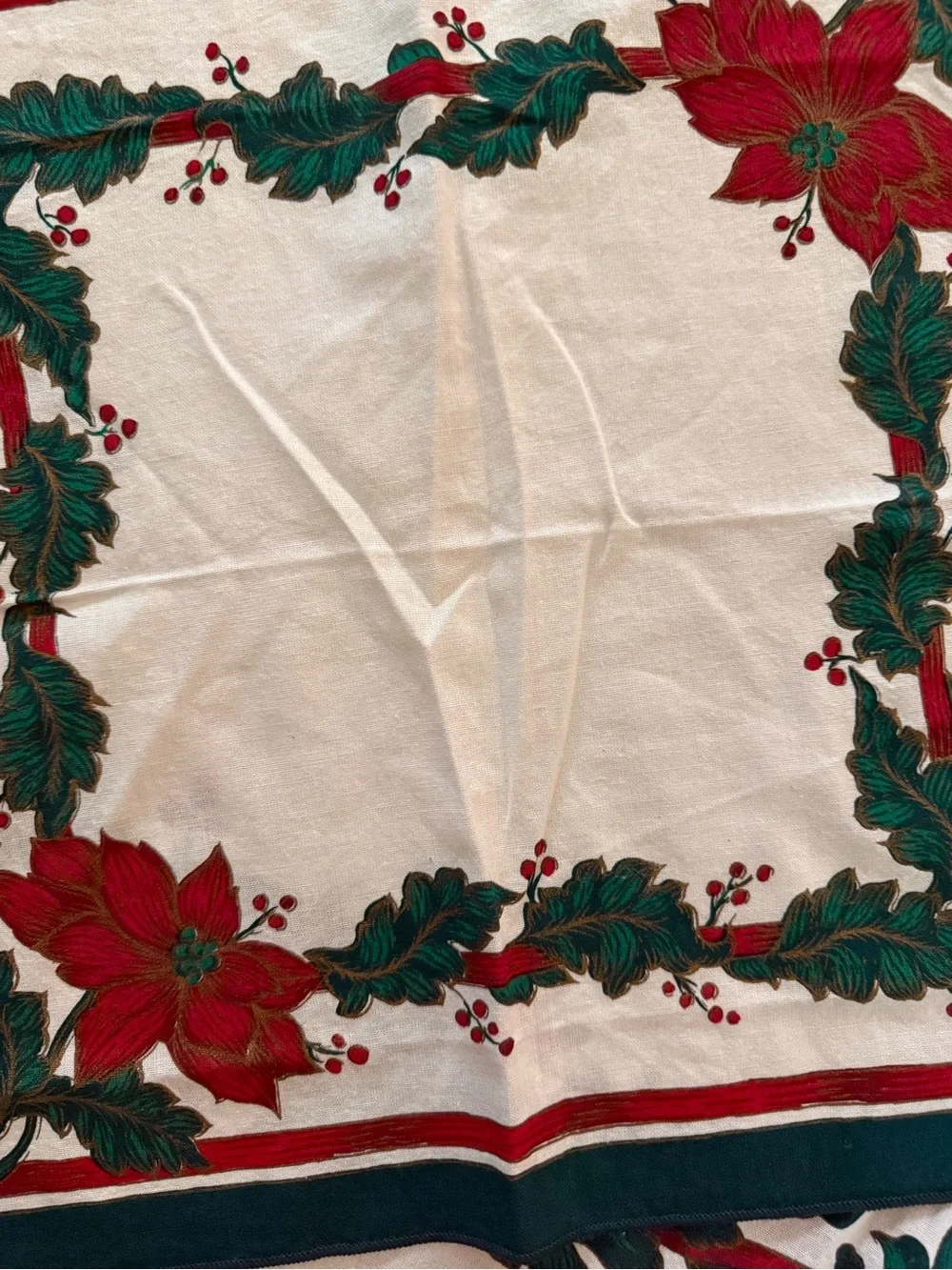 Holiday Poinsettia Oval Tablecloth and 4 Napkins - Cream and Red